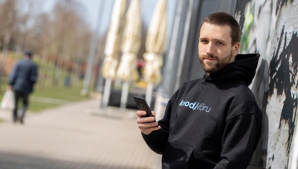 Lauri Musto on 30aastane sideliinitehnik, kelle tegelik kutsumus on juba aastaid olnud tehnoloogiavaldkonnas, kuid kelle õpingud pole jätkunud nii-öelda klassikalist haridusvaldkonna rada pidi. Hariduslik pööre saabus tema ellu ajal, mil Võrus avati paljude võimalustega Kood/Võru koodikool. Foto: AIGAR NAGEL